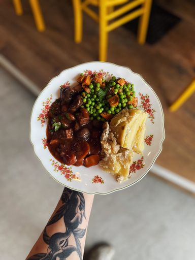 champignons bourguignons au tofu fumé & purée