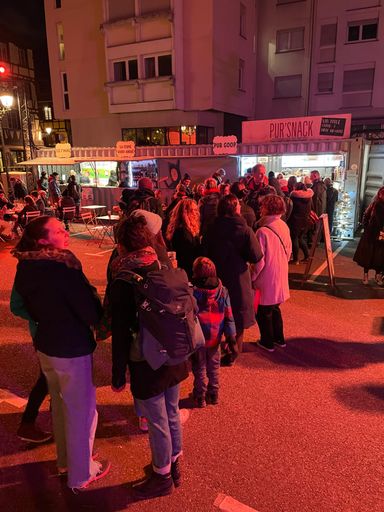 File d'attente devant le stand de la PUR COOP au marché off à Strasbourg