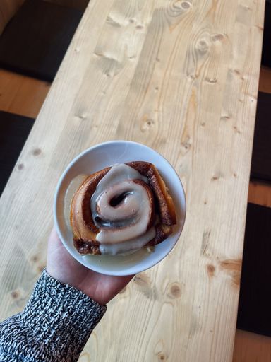 Cinnamon roll vegan chez Origin Coffee shop végétal à Strasbourg