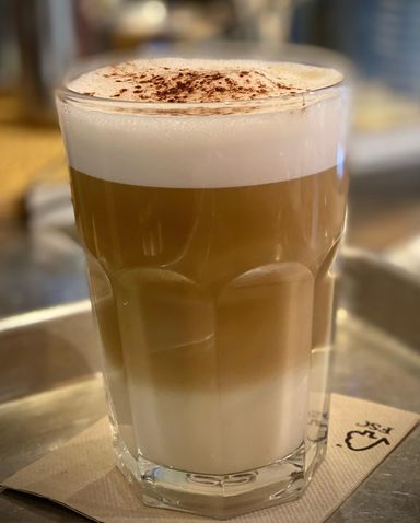 Café latte renversé vegan à l'Ancrage café du Kaleidoscoop Strasbourg