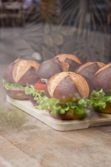 Sandwich vegan aux rillettes de la mer chez Origin Coffee shop végétal à Strasbourg
