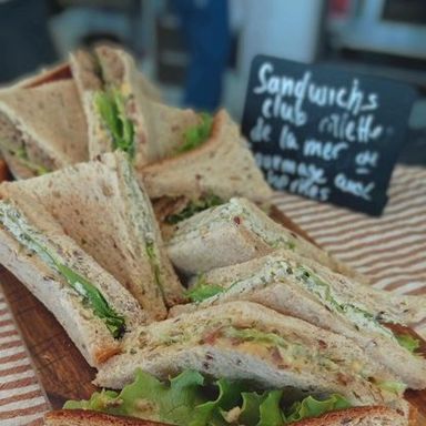 Sandwich club végan servi à l'aperitivo à la Bouture Strasbourg