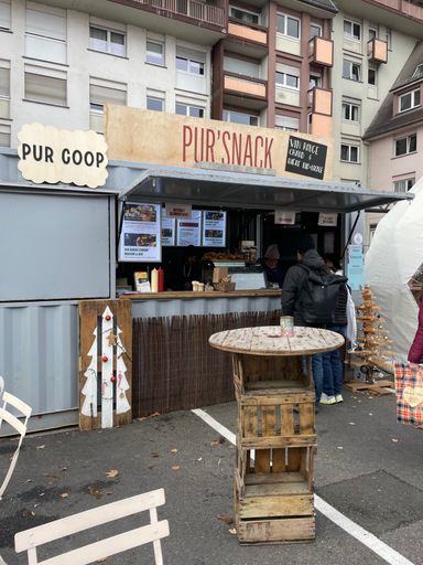 L'équipe Paradise de la PUR COOP au marché off à Strasbourg